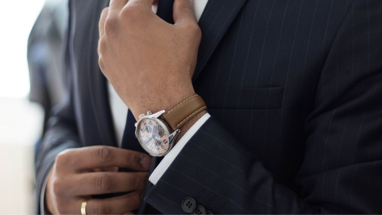 Habitudes entrepreneurs symbolisés par un costume et une montre